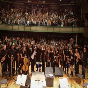 Orquestra OPUS convida Leo Jaime para embalar a véspera de feriado de Corpus Christi, no Cine Theatro Brasil Vallourec