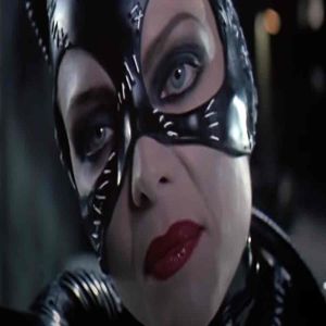 Intérprete da Mulher-Gato em ‘Batman – O Retorno’ aparece aos 64 anos no Instagram 