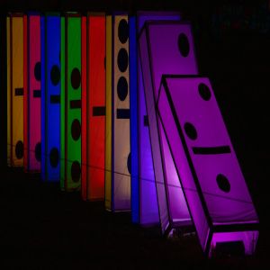 15.000 dominós caindo em espiral