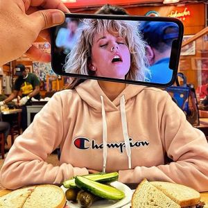 Este artista usa seu celular e sua imaginação para deixar a sua realidade mais divertida