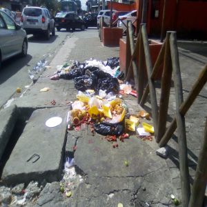 Lixo deixado na calçada