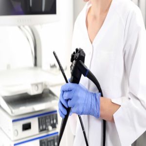 Médico esquece aparelho auditivo e não escuta gritos em colonoscopia