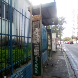 Parada de ônibus com aspecto horrível