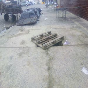 Lixo foi retirado de cima do buraco (Antes e Depois)