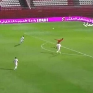 Vídeo: Falha grotesca acaba em golaço no futebol africano