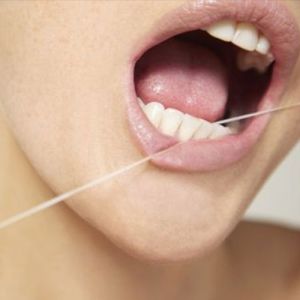 Fio dental muito fedido? Entenda porque acontece e como resolver