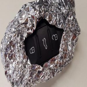 Veja o motivo de ter que embalar as chaves com papel alumínio