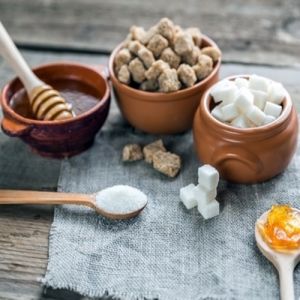 Conheça os diferentes tipos de açúcar e em quais alimentos ricos em açúcar elas são encontradas