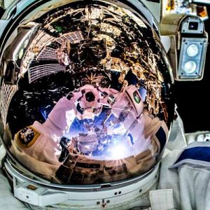 Astronauta faz selfie durante caminhada espacial