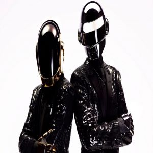 Eles se disfarçaram de Daft Punk e realizaram apresentações totalmente ilegais para centenas de pessoas