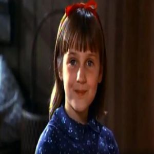 Atriz mirim do filme ‘Matilda’ reaparece aos 35 anos em vídeo no Instagram 