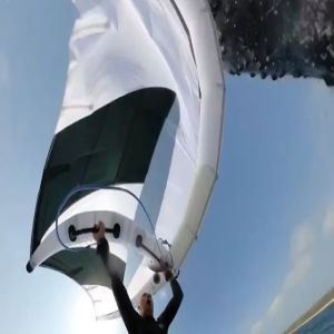 Surfista é atropelado por baleia e filma tudo!