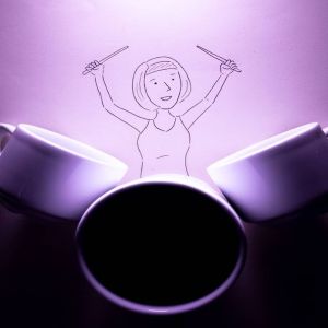 Artista usa objetos para completar seus desenhos