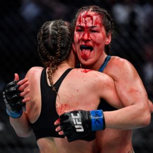 Imagem forte | adversário do Brasil cortou a testa e sangra muito no UFC 264