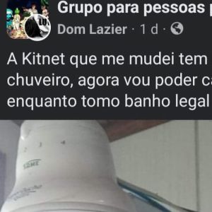 Banheiro com tomada no chuveiro
