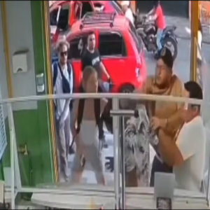 Mulher enfrenta assaltante sozinha enquanto companheiro se esconde