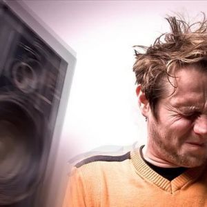 Ouvir música alta pode fazer mal para os ouvidos e causar surdez