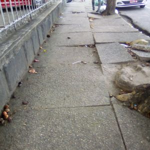 Calçada de hospital danificada