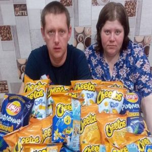 Famílias pobres recebem sacos de cheetos como ajuda alimentar