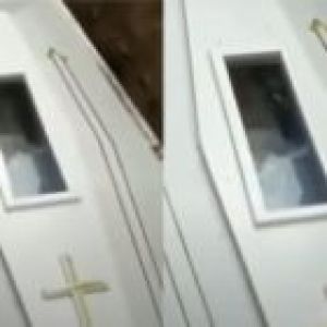 Corpo se mexe dentro de caixão durante leitura de mensagem sobre ressurreição; Veja video