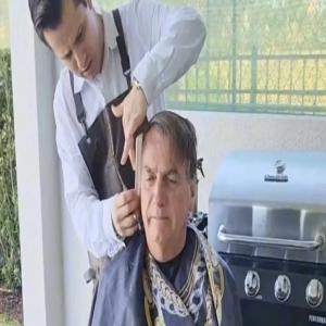 Pastor corta o cabelo de Bolsonaro e ameaça fazer moicano de Neymar
