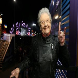 Vovó do rock: mulher se diverte ao som de “Highway To Hell”, do ACDC