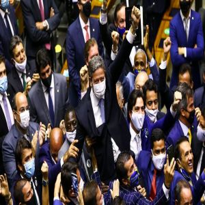 Baleia afunda. Mais fôlego para o bolsonarismo.