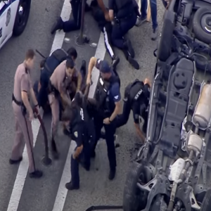 O adolescente roubou o carro e começou a perseguir em alta velocidade, mas o final foi ruim