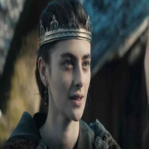 Atriz de ‘The Last Kingdom’ muda de visual para novo filme na Netflix