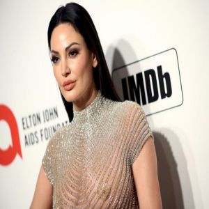 Bleona Qereti vai com transparência reveladora em festa 