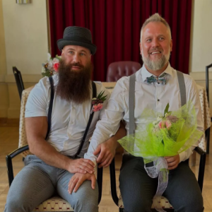 Depois de se relacionar com boneca e cinzeiro, fisiculturista anuncia casamento com outro homem