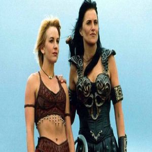 Atriz que interpretou Gabrielle em ‘Xena’ reaparece aos 52 anos ao lado do filho no Instagram 