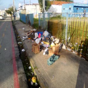 Calçada de praça cheia de lixo