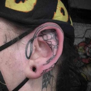 42 ideias de tatuagens de orelha que vão de sutil a selvagem