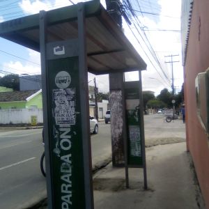 Parada de ônibus sem utilidade