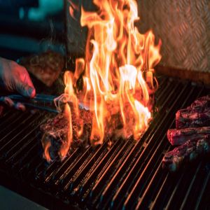 Boutique Parrilla da Vila aposta em hambúrgueres com blend de carnes angus e feitos na charmosa parrilla da casa