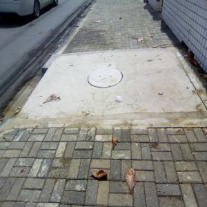 Cratera na calçada foi fechada (Antes e Depois)