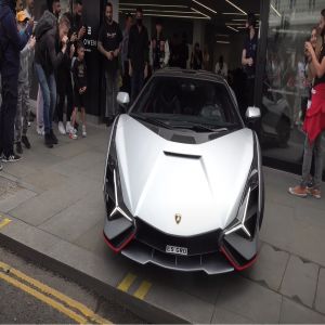 Tupiniquin causa aglomeração ao retirar uma Lamborghini de 20 milhões da concessionaria