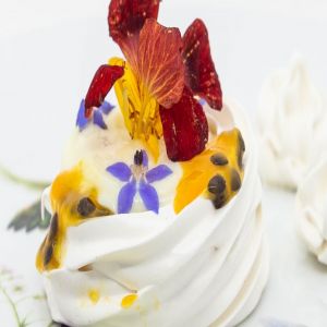 Um prato colorido, cheio de vegetais, legumes e proteínas na quantidade certa; uma sobremesa.