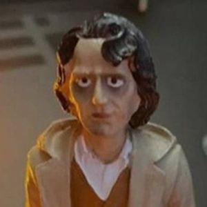 Você compra uma action figure do Joaquim Phonix e chega isso