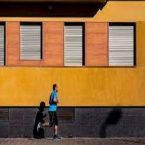 Vegano pede aos vizinhos que fechem as janelas se cozinharem carne enquanto ele corre