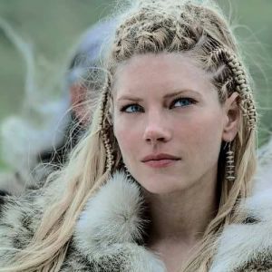 Katheryn Winnick publica foto ao lado de rapaz e internautas não perdoam