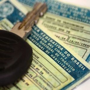 O custo de obtenção da carteira de habilitação pode variar, chegando a 2.000 reais