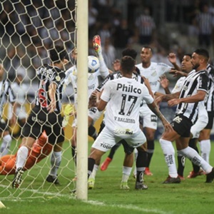 Atlético-MG bate o Santos de virada no Mineirão e mantém expressiva vantagem sobre adversários