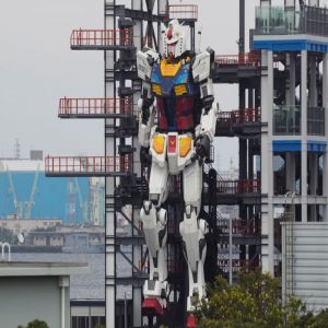 Megazord da vida real: Robô gigante é flagrado andando no Japão