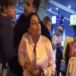 Esposa flagra o marido com a amante no aeroporto e arma o maior barraco; confira vídeo