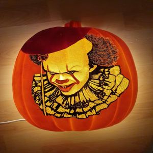 Artista usa abóboras para desenhar cenas de terror