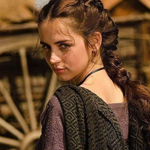 A atriz Ana de Armas é flagrada em estacionamento e mostra demais