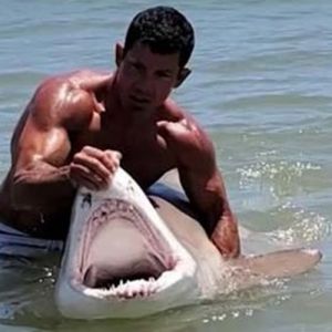 Homem captura e arrasta tubarão com as próprias mãos em praia nos Estados Unidos