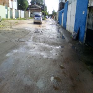 Rua foi calçada pela metade